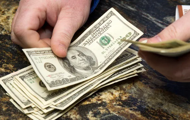 Українці продають валюту частіше, аніж купують
