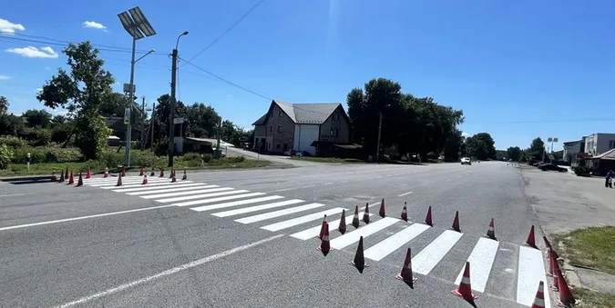 Спецфарба та скляні кульки: на Волині поновлюють розмітку на дорогах (фото)