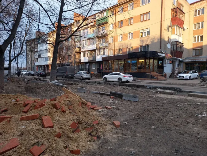 Роблять сквер і бордюри: що коїться на проспекті Волі у Луцьку (фото)