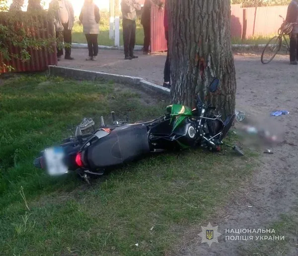 На Волині мотоцикл влетів у дерево – загинули двоє підлітків (фото)