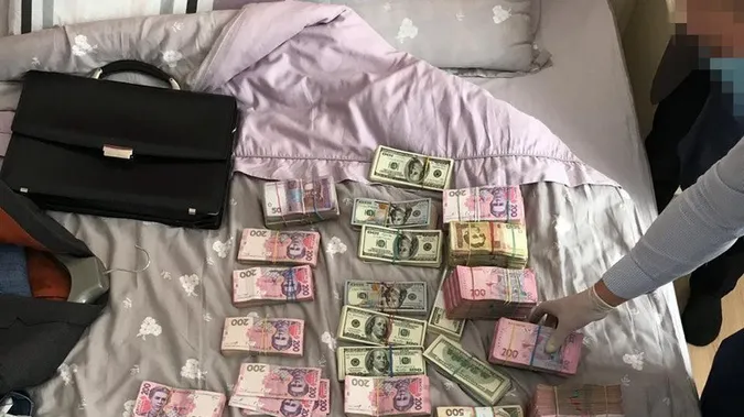 На Волині митник приховав, що має на рахунку понад 200 тисяч доларів