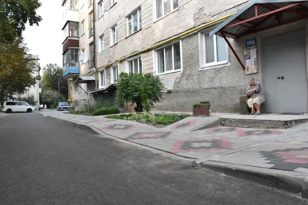На Львівській закінчили ремонт прибудинкової території (фото)