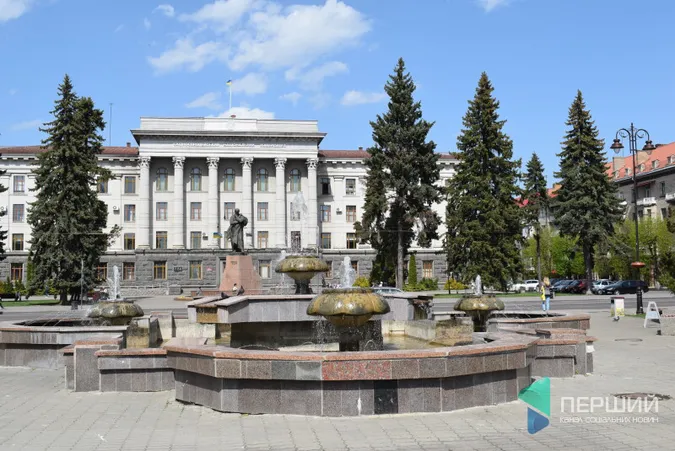 У Луцьку увімкнули фонтани до Великодня (фото)
