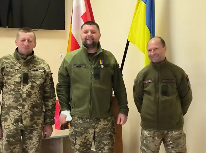 Захисник з Волині, який лікується після поранення, отримав почесну відзнаку (фото)