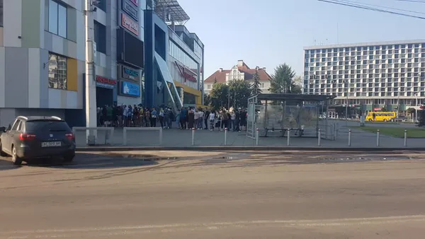 Ні дистанції, ні масок: лучанку обурили черги до гуманітрки (ФОТО)