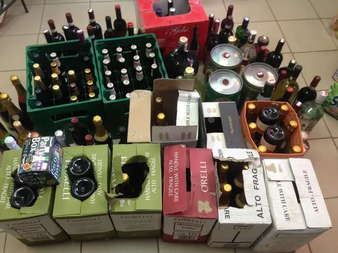 На луцькому ринку незаконно продавали алкоголь відомих брендів (фото)