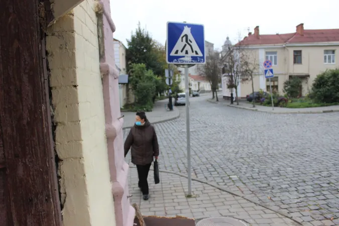 Луцьк: в будинку у Старому місті знову поселилися безхатьки (фото)