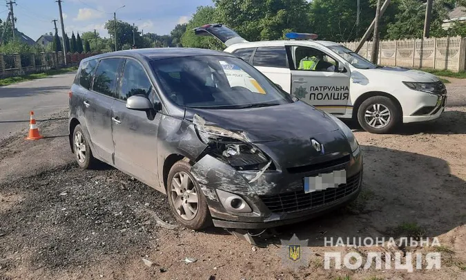 У Луцьку зіткнулися Renault і ВАЗ: водій у лікарні (фото)