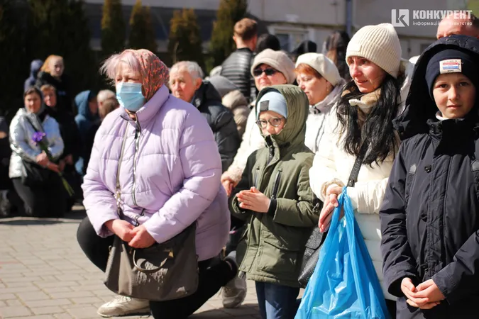 Зі сльозами та на колінах: Луцьк попрощався з трьома своїми Героями (фото, відео)