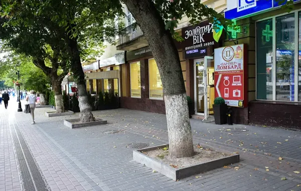 Вхід в “Лакомку” був, де зараз вхід в “Золотий вік”, фото 2019 року
