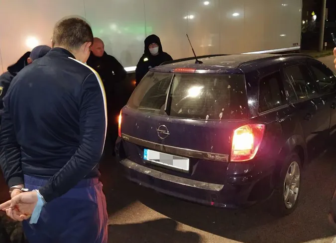 Наїхав на прикордонника: в «Ягодині» водій на «євроблясі» штурмував кордон (фото, відео)