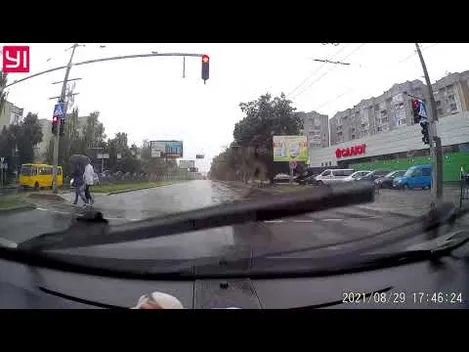 У Луцьку поблизу «Салюту» горе-водій пролетів на червоний (відео)