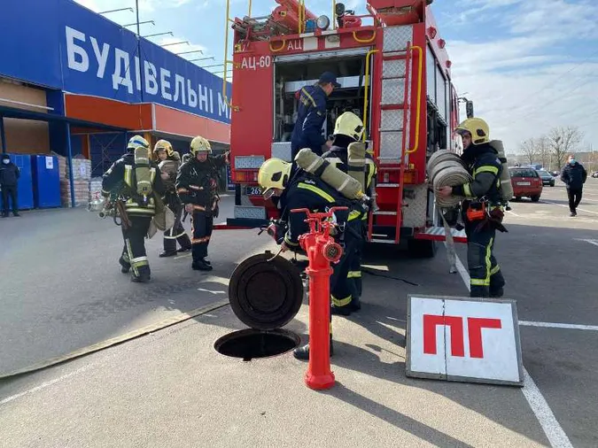У Луцьку пожежники евакуювали людей з «Епіцентру» (фото, відео)