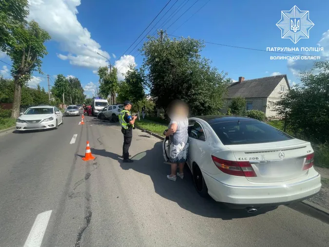 У Луцьку водійка «мерседеса» вилетіла на зустрічну смугу і врізалася в «рено» (фото, відео)