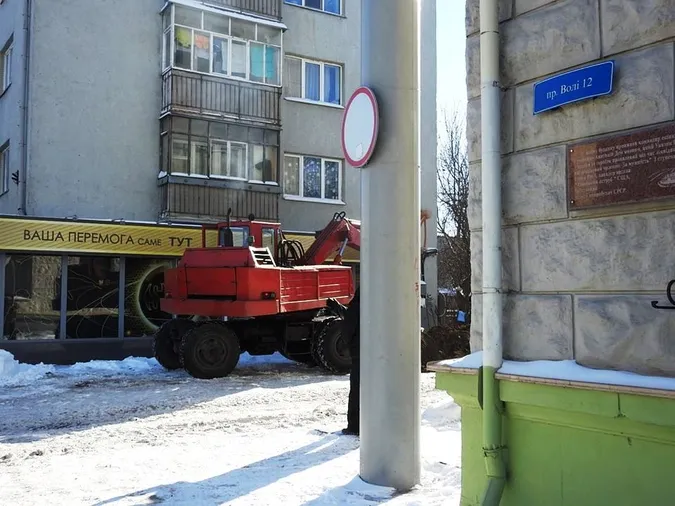 У центрі Луцька стався прорив на тепломережі (фото)