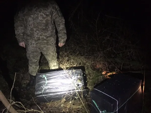 На Волині затримали джип з 20 ящиками контрабандних сигарет (фото, відео)
