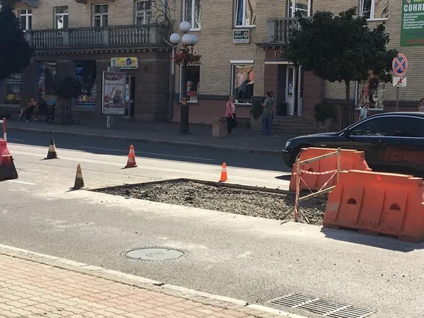 У Луцьку на Волі «латають» яму (фото)