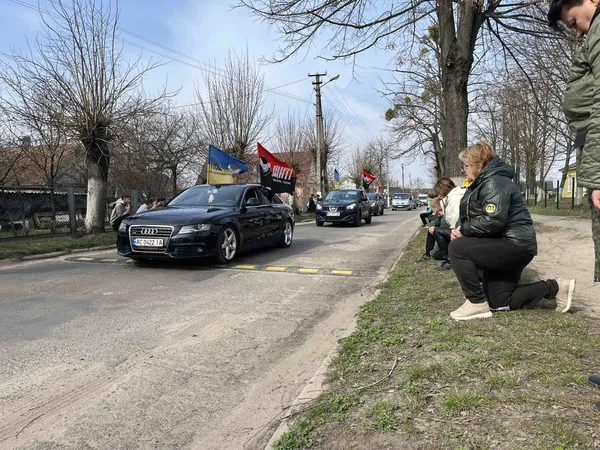 Останній дзвоник для Героя: на Волині попрощалися з 25-річним воїном Максимом Мурашком (фото)
