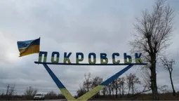Окупанти повісили триколор на стелі Покровська (відео)