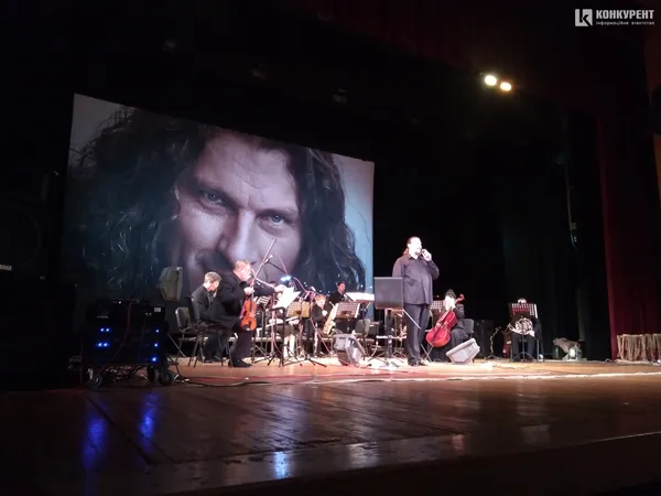 Живий звук і теплі спогади: у Луцьку оркестр зіграв хіти Кузьми (відео)