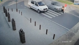 Дівчину відкинуло на кілька метрів: показали відео аварії у Рованцях