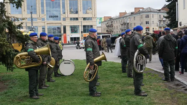 Напередодні Великодня у Луцьку прощалися з Героєм, згадуючи Ісуса (фото, відео)