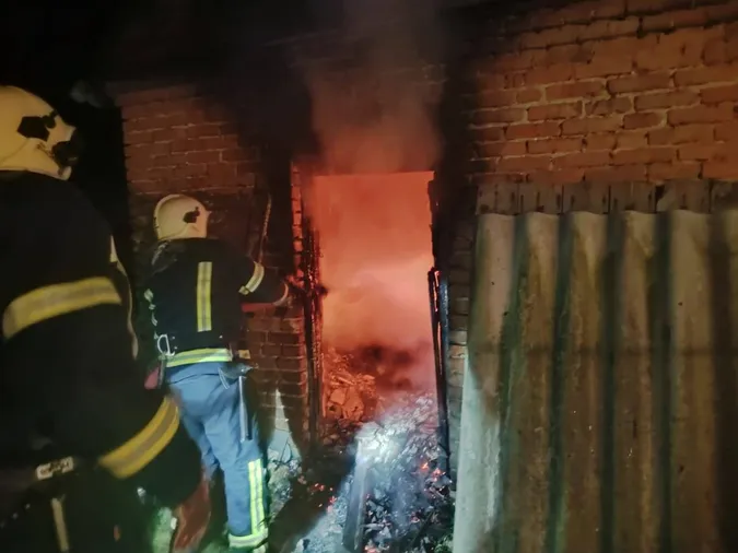 Гасили понад годину: на Волині зранку сталася пожежа (фото)