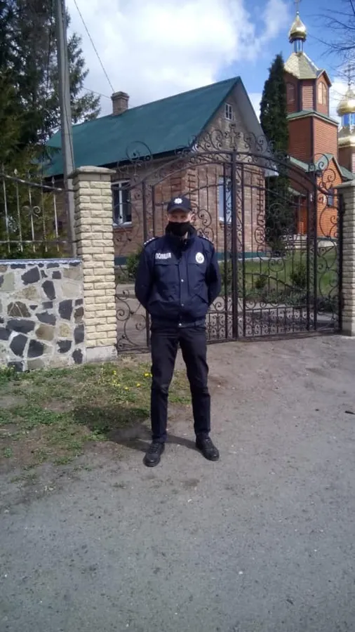 Показали, як волинські поліцейські працюють у поминальні дні (фото)