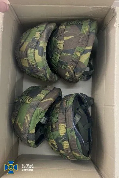 Бронежилети, шоломи, оптичні пристрої: захисникам передали конфісковану військову амуніцію (фото)
