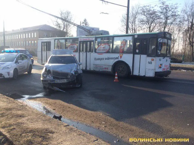 Потрійна аварія у Луцьку: потовклися два «Мерседеси» і Kia (фото, оновлено)