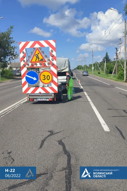 Під Луцьком на дорозі до Рівного малюють «зебри» і заливають смолою тріщини (фото, відео)