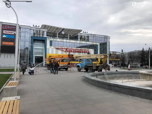 Перед «Променем» монтують пасхальний символ (фото)