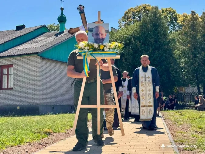 Навіки 26: у Нововолинську попрощалися з молодим Героєм Дмитром Роотом