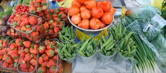 Ягоди – на вагу золота: продавці на ринку біля супермаркету «Торба» у Луцьку шокують цінами (відео)