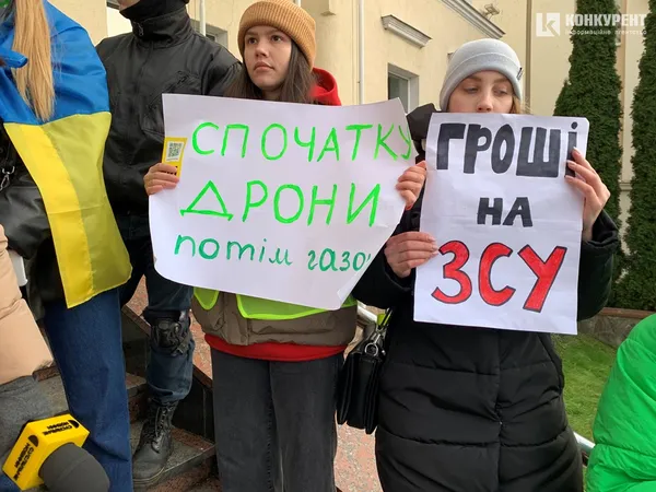 «Бюджет належить громаді»: у Луцьку молодь вимагала від влади більше витрачати на армію (фото)