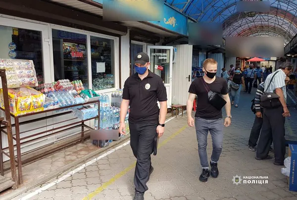 Поліція влаштувала рейд найбільшими ринками Луцька (фото)