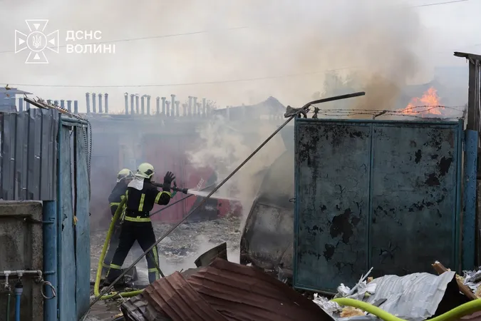 У Луцьку після ворожої атаки горів гаражний кооператив (фото)