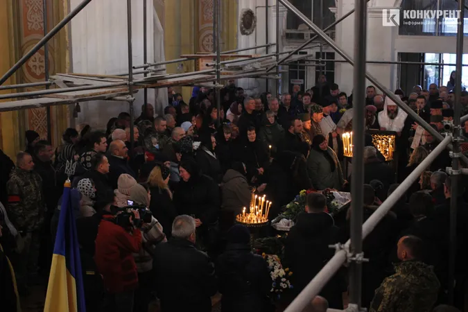 У Луцьку на колінах попрощалися зі ще одним загиблим Героєм (фото)