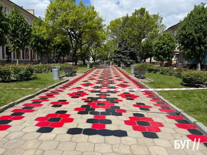 «Вишивана алея» до Дня вишиванки: у місті на Волині розфарбували доріжку (фото)