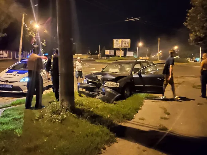 Луцькі гонщики: уночі автомобіль протаранив бетонний стовп (фото)