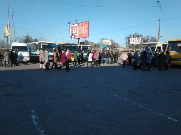 30 автобусів і Пономарьов: Тимошенко привезла до Луцька своїх людей (фото)
