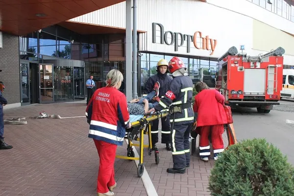 У Луцьку «горить» ПортCity: евакуюють людей (фото, оновлено) 