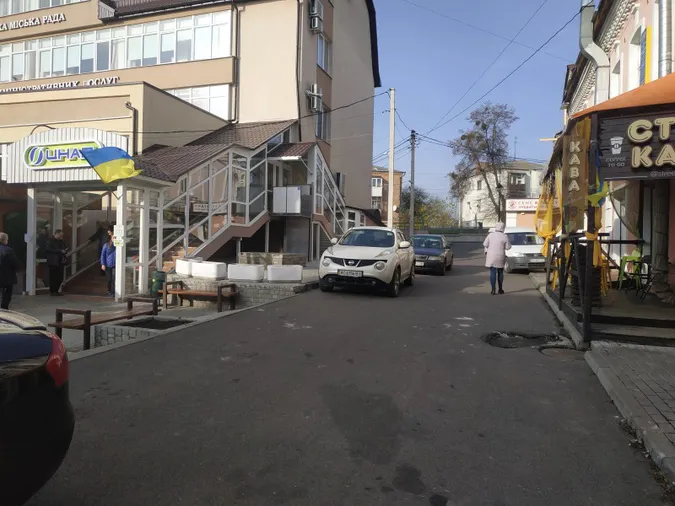 У Луцьку просять розібратися з небезпечним проваллям у центрі міста (фото)