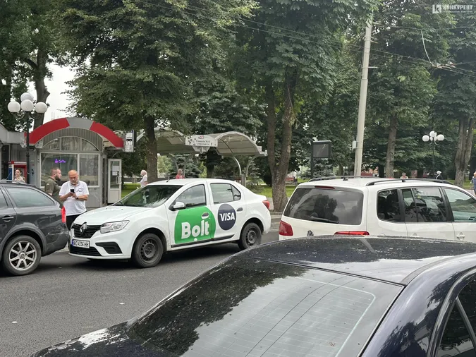 Не поділили дорогу: на проспекті Волі зіткнулись Skoda та Renault (фото)