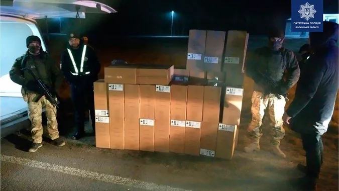 Ковельські патрульні зупинили підозріле авто і знайшли там 30 000 пачок цигарок