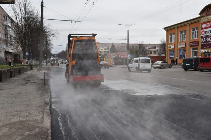 Капремонт двору на Соборності в Луцьку не знайшов виконавців