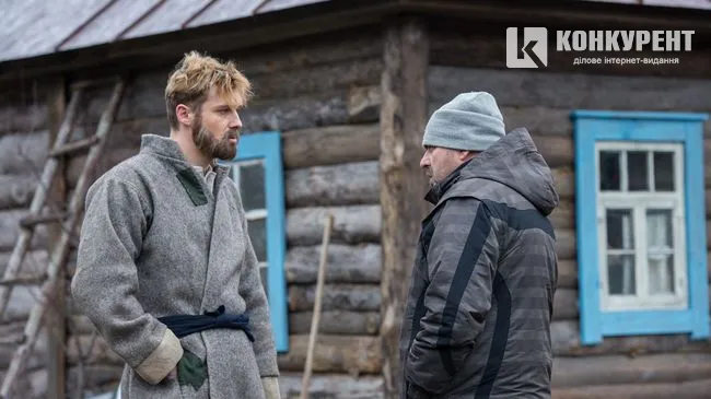 ОСТАННІ НАСТАНОВИ ПЕРЕД ЗЙОМКАМИ СЦЕНИ — РЕЖИСЕР БАТА НЕДИЧ (ПРАВОРУЧ) І РОМАН ЛУЦЬКИЙ, ЯКИЙ ГРАЄ МОЛОДОГО ЯКОВА, ОБГОВОРЮЮТЬ МАЙБУТНЮ ЗУСТРІЧ АКТОРА З «ПАРТИЗАНАМИ» / ФОТО НАДАНО ПРЕС-СЛУЖБОЮ «1+1»