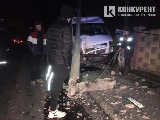 У Луцьку бус зніс електроопору: за кермом була жінка