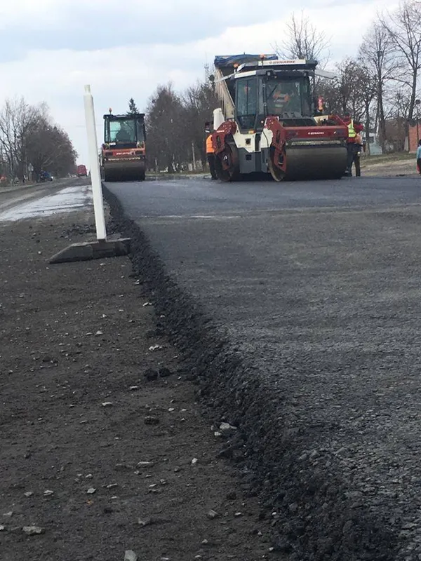 Показали, як ремонтують дорогу в Копачівці (фото)