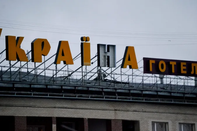 На готелі в центрі Луцька відвалилася літера (фото)